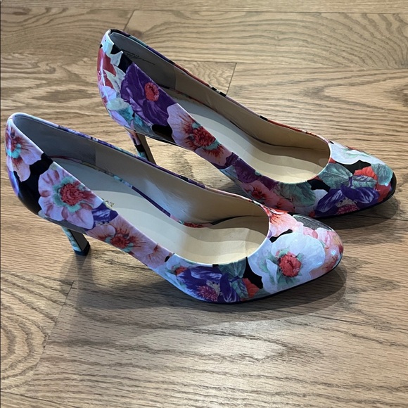 NINE WEST SZ10 Floral Women’s Pumps 
3 1/2 “ high STUNNING - Picture 3 of 5
